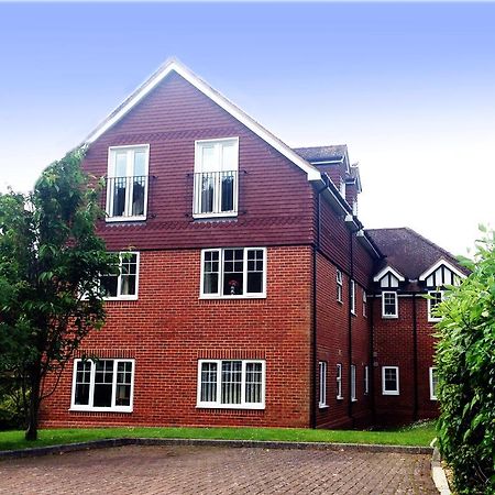 St Raphael House, City Centre Charming Apartments Бейсингсток Екстериор снимка