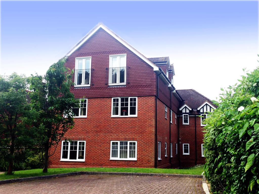 St Raphael House, City Centre Charming Apartments Бейсингсток Екстериор снимка