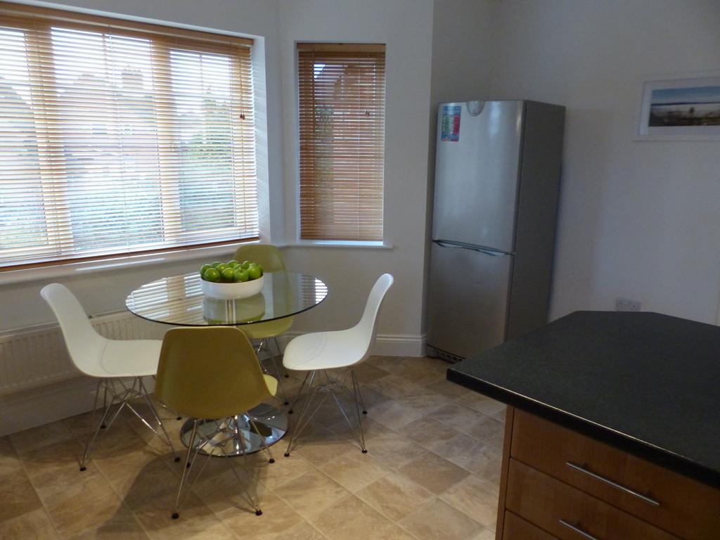 St Raphael House, City Centre Charming Apartments Бейсингсток Екстериор снимка